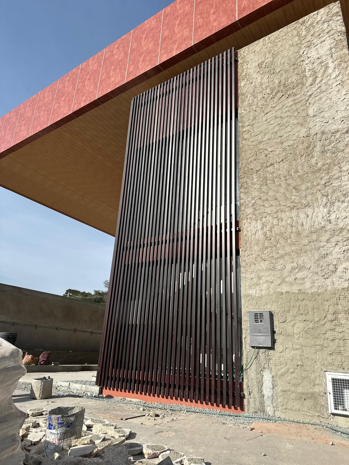 Brises metálicos verticais instalados na fachada de um edifício