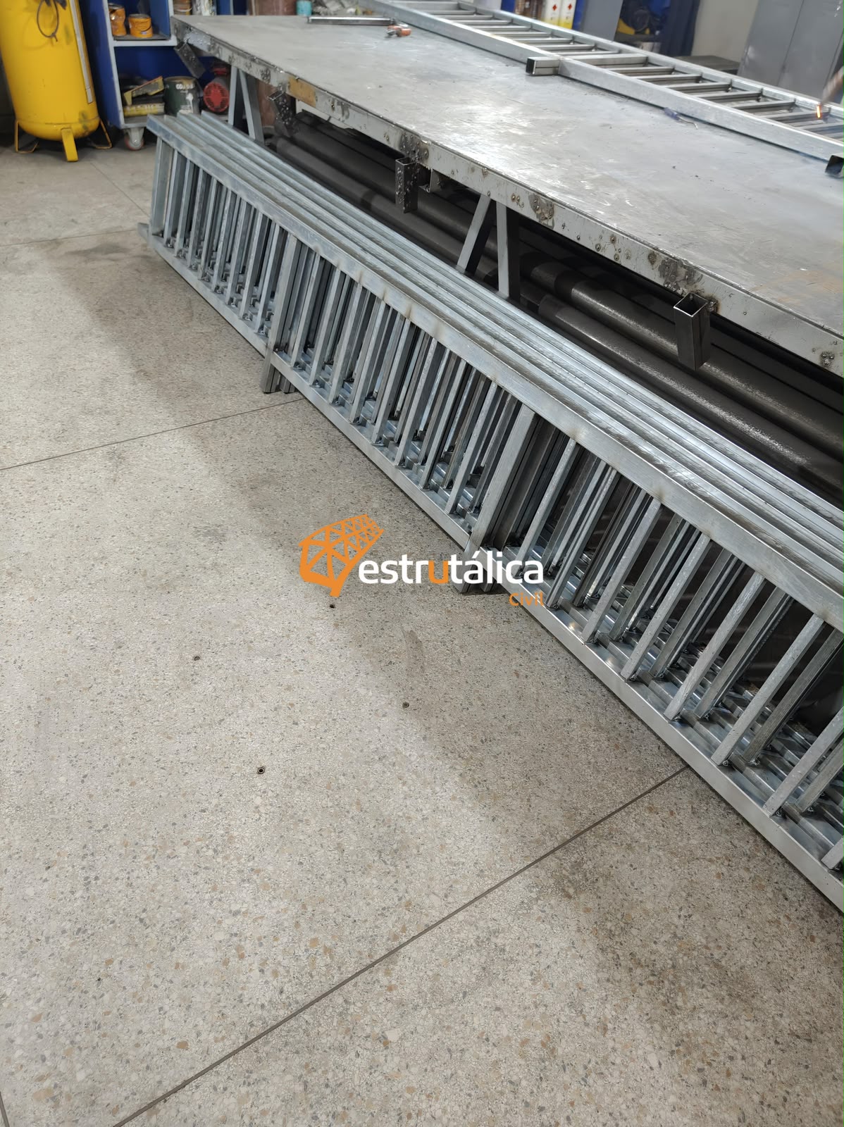 Escadas metálicas galvanizadas prontas na fábrica da Estrutálica Civil
